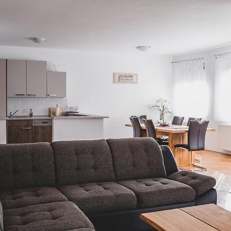 Helles 3 Schlafzimmer Apartment Zwischen Zagreb Zentrum & Natur Esterno foto