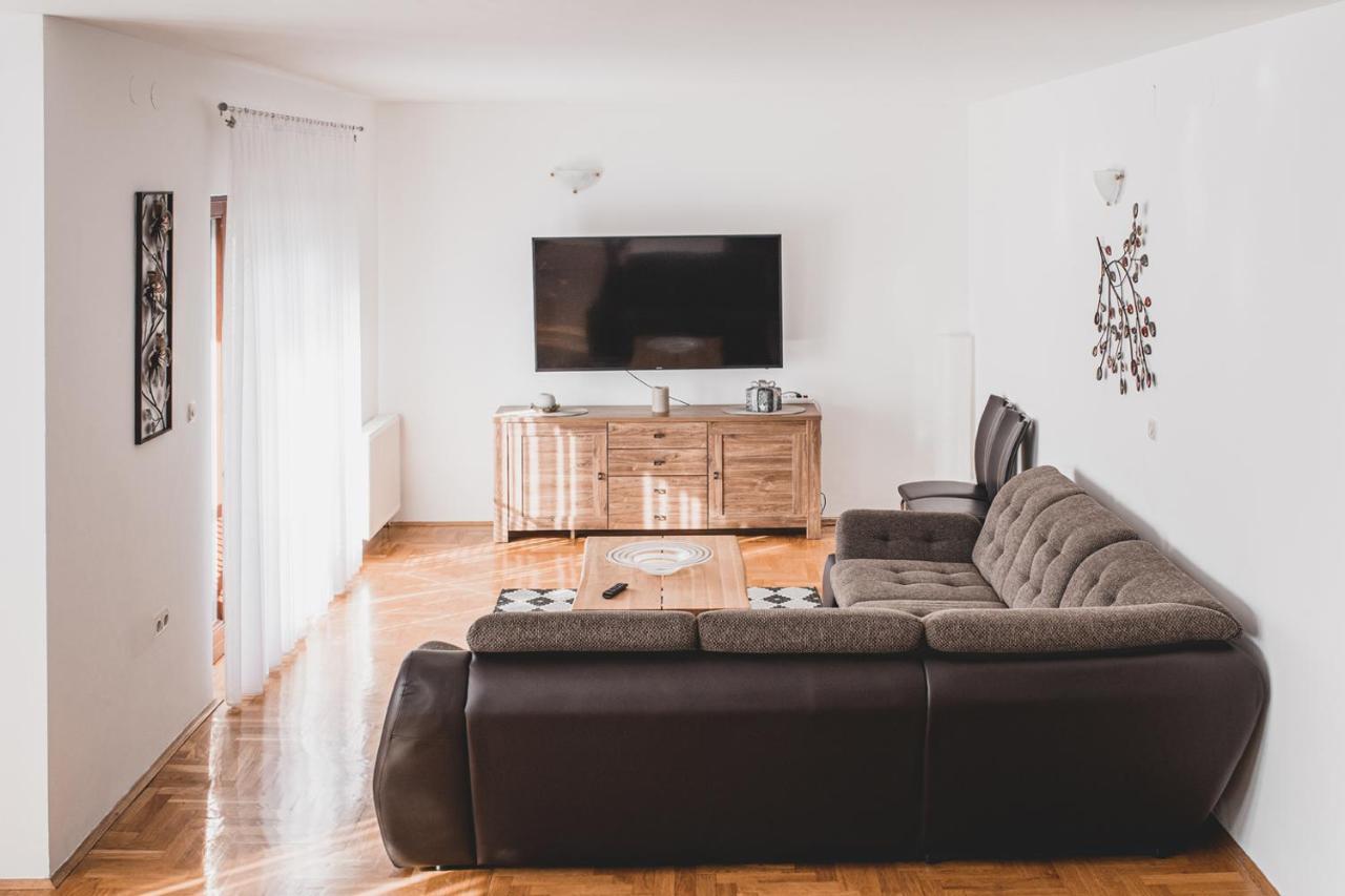 Helles 3 Schlafzimmer Apartment Zwischen Zagreb Zentrum & Natur Esterno foto